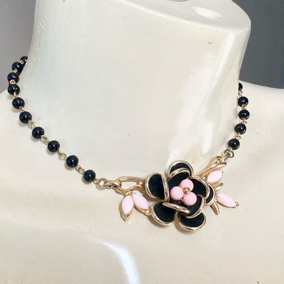 Vintage Art Deco Gripiox Glass Black & Pink Flower Choker Necklace. - Picture 4 of 8